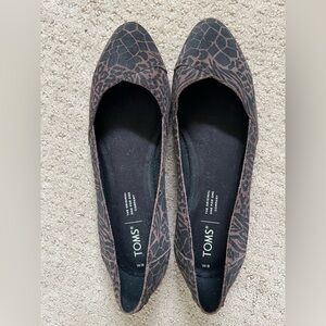 TOMS Women's Black and Brown Flats